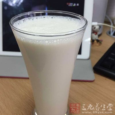 雞蛋1個，牛奶適量，4勺糖