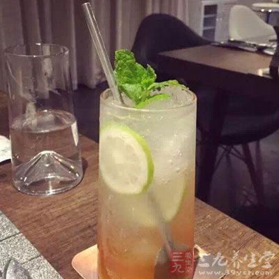 往果汁裡倒入糖，擠入檸檬汁，倒入粉紅葡萄酒