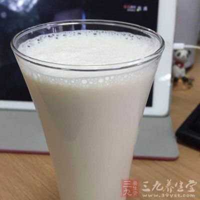 1磅新鮮草莓，1杯中粉，1.5杯牛奶，1杯糖，3-4只全蛋