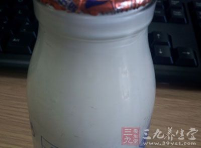 牛奶400ml，蛋黃1個，糖80g，香草豆莢1/2根，蛋3個