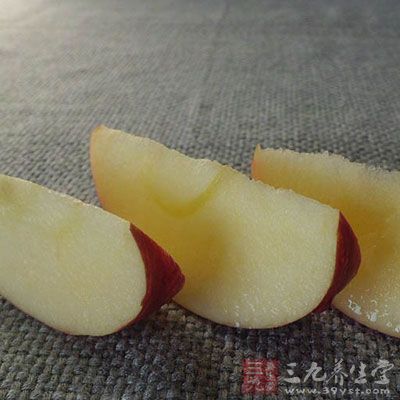 把蘋果削皮，切成小塊兒