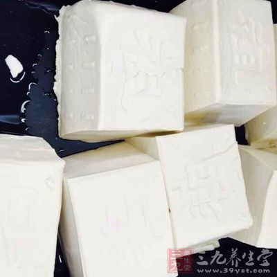 豆腐切成寸塊,用開水焯一下,其他原料切成片 豆腐切成寸塊,用開水焯一下,其他原料切成片