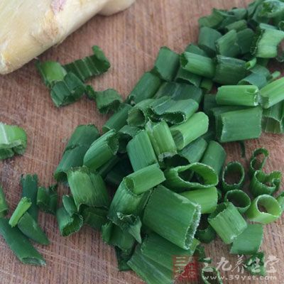 雞蛋6個，香椿100克，蔥花少許