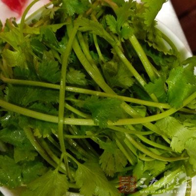 加幾根香菜，鹽，新鮮蒜片，剁辣椒，雞精，少許橄榄油拌勻就OK了