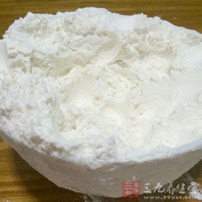 香椿100克，雞蛋一個，面粉，鹽，清水，油