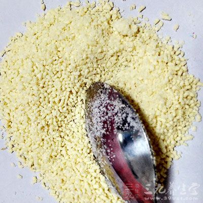 香椿芽250克，雞蛋3個，花生油50克，細鹽，味精少許