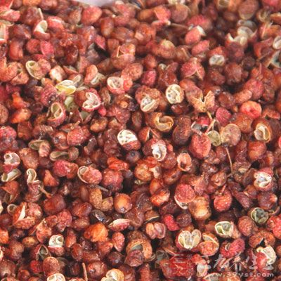 豆腐2塊,香椿150克,香油、精鹽、花椒粒少許 豆腐2塊,香椿150克,香油、精鹽、花椒粒少許