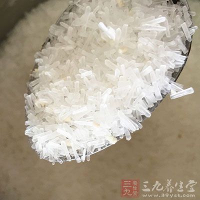 將香椿與豆腐合放在一起,加適量精鹽、味精、香油拌勻後裝盤即可上桌 將香椿與豆腐合放在一起,加適量精鹽、味精、香油拌勻後裝盤即可上桌