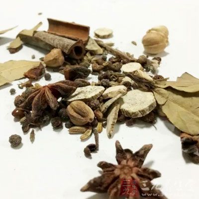 然後加入生抽、老抽、八角、料酒、五香粉、冰糖、胡椒粉，翻炒均勻