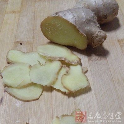 豆腐切小方塊，姜、蒜拍碎切成末，小蔥切成蔥花