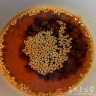 菠菜500g，朝天椒10g，鹽5g，白糖10g，白醋5g，辣椒油20g
