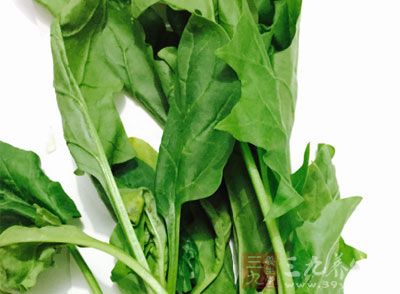 菠菜200克，花生米50克，色拉油50克，陳醋20克，精鹽2克，味精3克