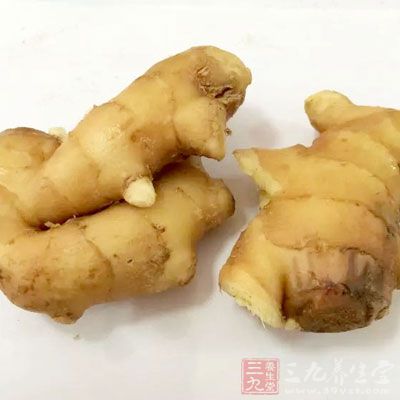 不粘鍋，置爐上開中火，放入橄榄油1大匙，炒香2料裡的姜絲