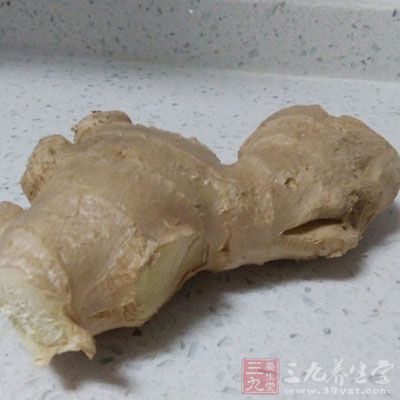 五花肉、蒜苗、青紅辣椒、姜、蔥、生抽、食用油