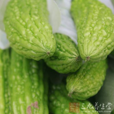 將苦瓜去瓤切成塊