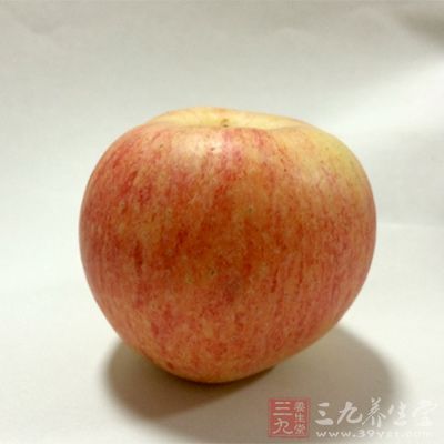 將蘋果洗干淨切丁