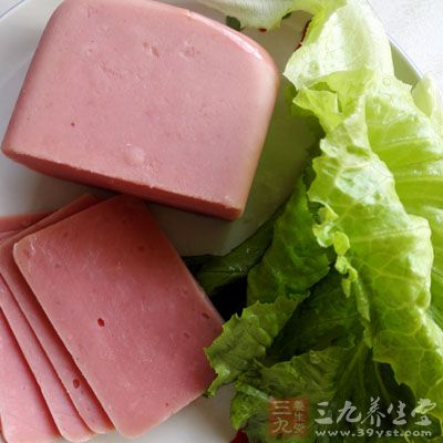 把火腿片蓋在西紅柿上面