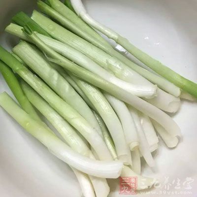 雞子半只，香菇，春筍，鹽，蔥段，姜片，枸杞