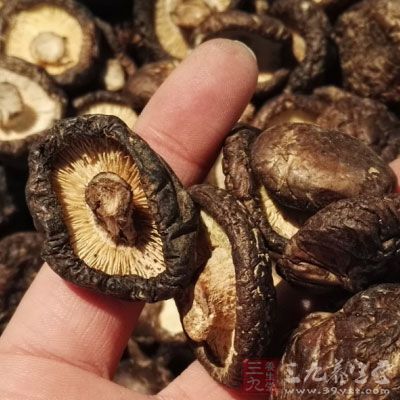 香菇，紅椒，蔥，春筍，鹽，胡椒，生抽，雞精