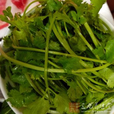 扁尖筍一包，醬油，鹽，糖，香油，辣醬，蒜蓉，香菜