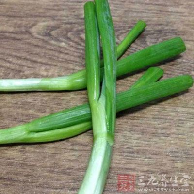 豬皮800克，八角2個，姜1，大蔥1根，陳皮3片