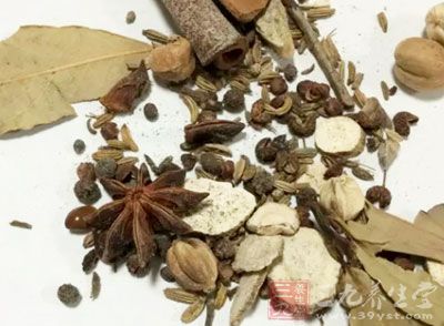豬肉皮500克，生姜片5片，八角適量，桂皮適量