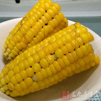 把胡蘿卜、玉米、青豆一起放到滾水的鍋裡，稍微燙煮一下撈起