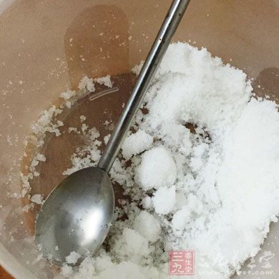 草莓1000g，白砂糖700g，檸檬1個