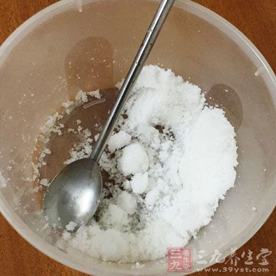 新鮮草莓500g，白糖100g，麥芽糖1湯匙，半粒檸檬炸成汁