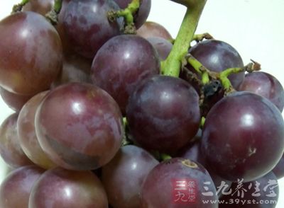 蘿卜、梨、猕猴桃、葡萄及各種蘑菇能提高人體的免疫力