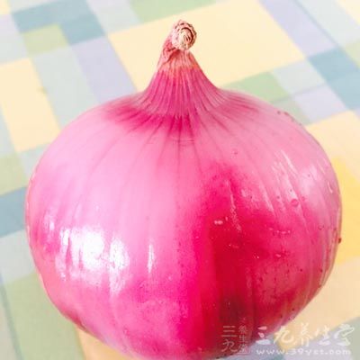 洋蔥也富含蒜氨酸和大蒜素