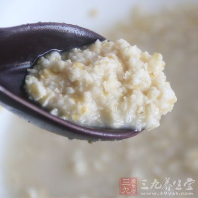 所以在這時吃燕麥粥，不僅可以給身體補充能量