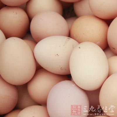 把煮熟的雞蛋剝去殼，然後切開放在菜旁邊