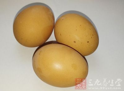 雞蛋3個、番茄2個、鹽少許、雞精少許、糖少許