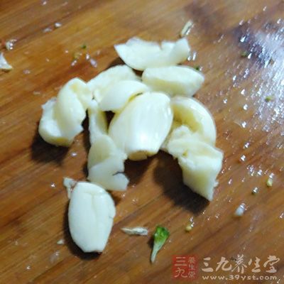大蒜切塊，分量按自己對打算的喜好決定