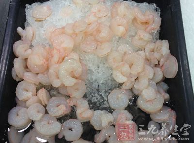 大蝦仁200克，雞蛋1個，澱粉80克