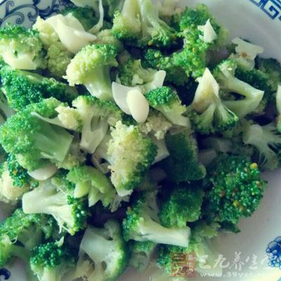 西蘭花去粗莖，掰成小塊