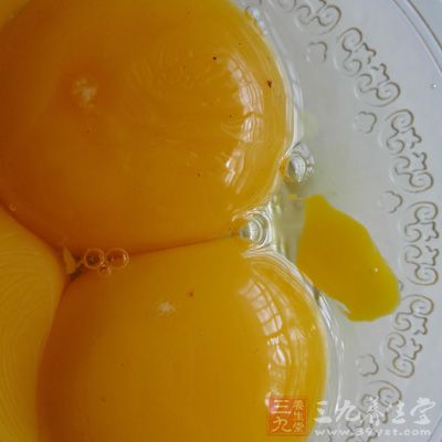雞蛋打成蛋液，澱粉放入碗中，將蛋液分幾次加入
