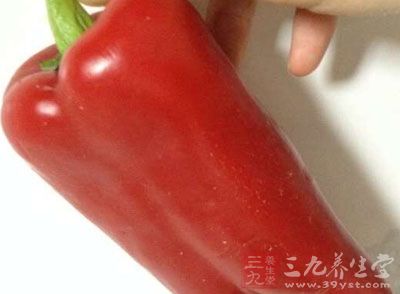 青椒、紅椒、食用油、生抽、黑胡椒粉