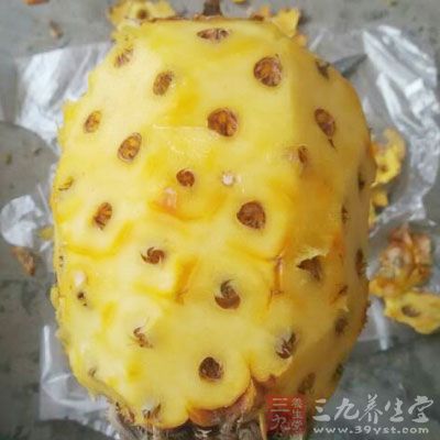 倒入肉，菠蘿，青紅椒迅速翻炒