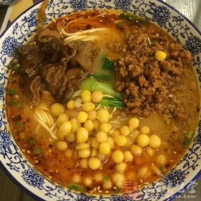 將湯和菜料放入面碗中，一碗香噴噴又好吃的面就出鍋了