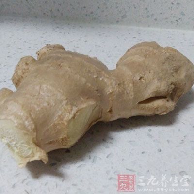 當油鍋熱了之後，放入姜絲、泡椒、花椒、肉絲一起翻炒