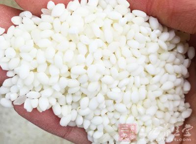 糯米，香菇，火腿，鮮肉，春筍，香蔥，姜末，胡蘿卜，青豆，玉米，肥肉
