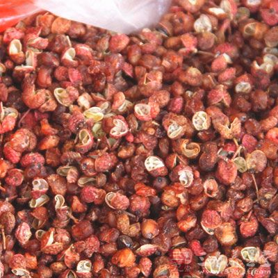 紅辣椒和花椒擀成末、花生擀成帶有顆粒感的花生粒