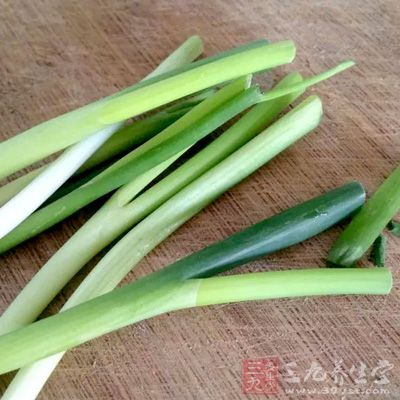 牛蛙腿250克，蔥、姜絲各10克，大蒜5粒