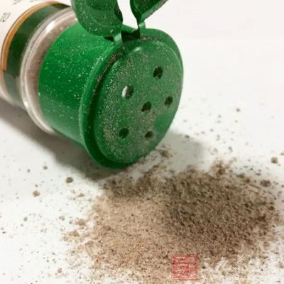 倒入泡椒，加鹽、雞精、胡椒