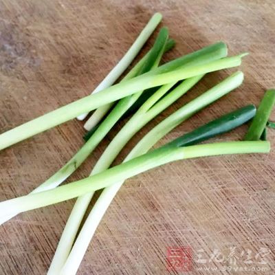 鱉80克,京蔥30克,菠菜絲20克,雞肉50克,清酒450毫升,鹽適量 鱉80克,京蔥30克,菠菜絲20克,雞肉50克,清酒450毫升,鹽適量
