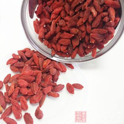 柿餅4個,雞腿2只,甘草5g,枸杞20g 柿餅4個,雞腿2只,甘草5g,枸杞20g