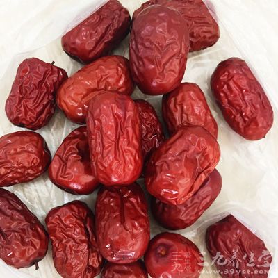 雞1只,水2200㏄,柿餅1/2斤,枸杞15g 雞1只,水2200㏄,柿餅1/2斤,枸杞15g