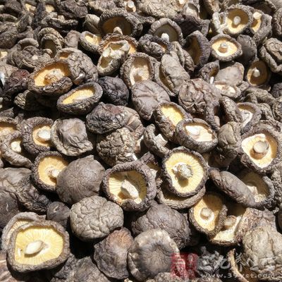 干香菇20克，大蔥5克，白皮大蒜5克
